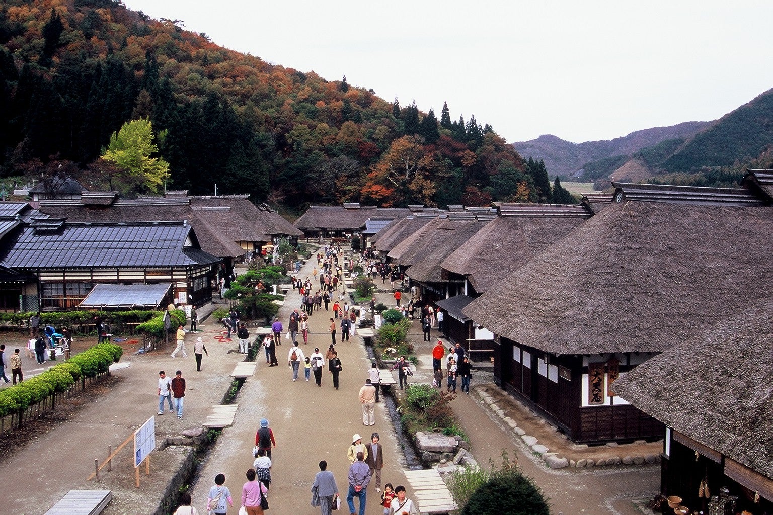 【大宮駅発】 往復新幹線利用！人気駅弁付！「さくらの名所100選」三春の滝桜と鶴ヶ城公園1,000本の桜 　春風誘う南会津「大内宿」3