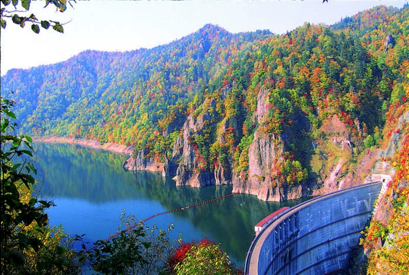 【岩国空港発】 秋の北海道　名湯＆名旅館の旅　登別温泉・湯の川温泉・定山渓温泉４日間　函館・有珠山ロープウェイ・大沼公園遊覧船・豊平峡ダム3