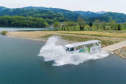 【青森県内発】 西目屋ダム『水陸両用バス』と世界自然遺産「白神山地」、フルーツ狩り食べ放題（日帰り）