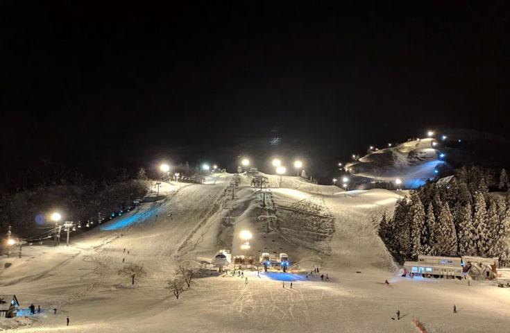 [新宿発]【往復バスで行く】朝発「ホテルグリーンプラザ上越」 2泊3日【滞在中リフト入場券付】！レンタルセット＆ウェア付【夕食・翌朝食付】1