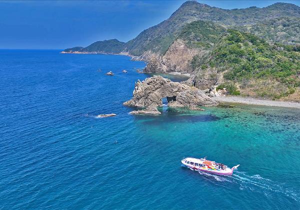 青海島るり色の遊覧クルーズと角島大橋・元乃隅神社の絶景めぐりと焼きアワビ食べ放題1