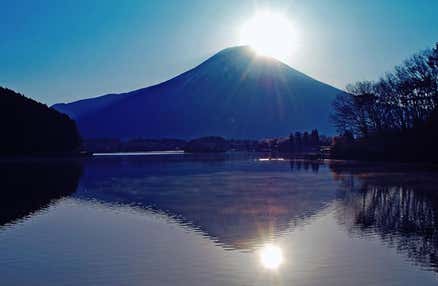 ★催行決定★[新宿発]≪新春・日帰りツアー≫本栖湖リゾートからの初日の出。激レア絶景ダブルダイヤモンド富士が見られるかも！初詣＆温泉で初湯も楽しむ新春特別「絶景」ツアー