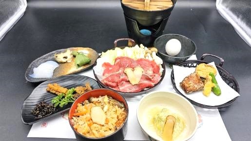 ＜Web割対象商品＞【キングツアーバス旅】秋の味覚 箱入り松茸3本お持ち帰り♪シャインマスカット狩り食べ放題＆松茸のご昼食　富士山と花のコラボ「虹の花まつり」〔立川・京王八王子発〕3