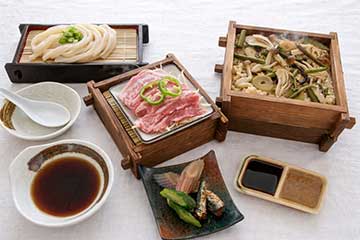 【新宿・池袋・町田・三鷹・立川発】初夏の贅沢さくらんぼ＆芳醇メロン食べ放題と５種のスイーツ食べ放題！と大人気の桃狩りも食べ放題！のミステリー！さらに日帰り３食付き旅フルコース！3