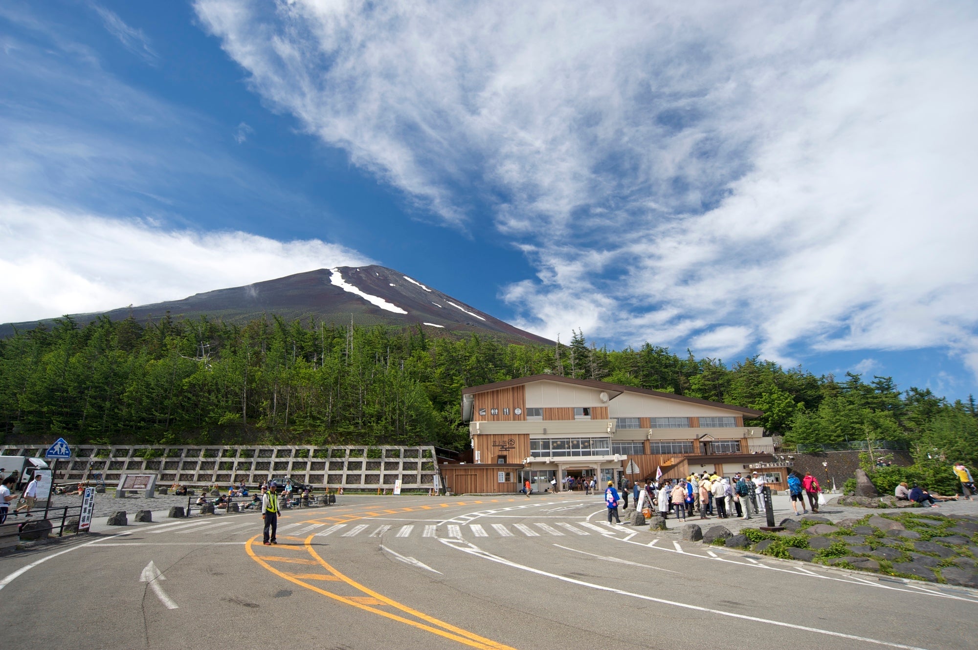 『富士山五合目・河口湖・鳴沢氷穴・青木ヶ原樹海・山中湖　雲上から地下洞窟まで！世界遺産富士山ぐるっと周遊　2日間』【常滑・知多半田出発】3