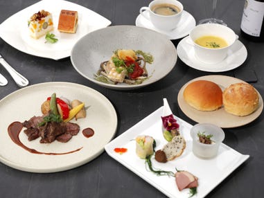 【名古屋・一社発】本格フランス料理フルコース＆東海屈指の紅葉名所・香嵐渓と小原の四季桜