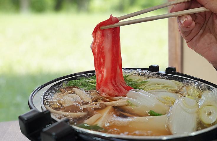 【早割30】[横浜発]夜空に打ちあがる『河口湖冬花火』鑑賞＆熱々『神戸牛しゃぶしゃぶ御膳』をご賞味、南アルプスの新名所fumottoでの買い物やチョコレートファウンテンも楽しめるイチゴ狩り食べ放題で満喫の日帰りバスツアー！3