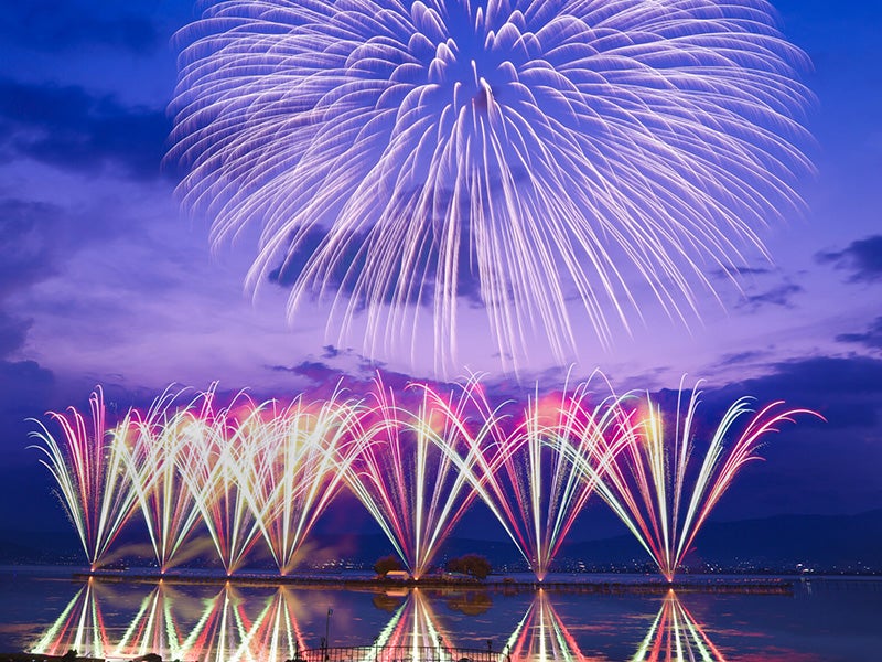 早い者勝ち!!【マイカープラン/現地集合・解散】ぶっとび格安✨諏訪湖祭湖上花火大会2026🎆有料観覧席とQUOカード500円分付き🎁夜空と湖面を染め上げる大迫力の花火を満喫！2