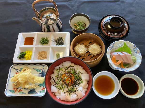 【小倉・黒崎・引野口発】 3種のフルーツお土産付き!イカまぶしを食す!三瀬りんご食べ放題と中富記念くすり博物館 日帰り 1
