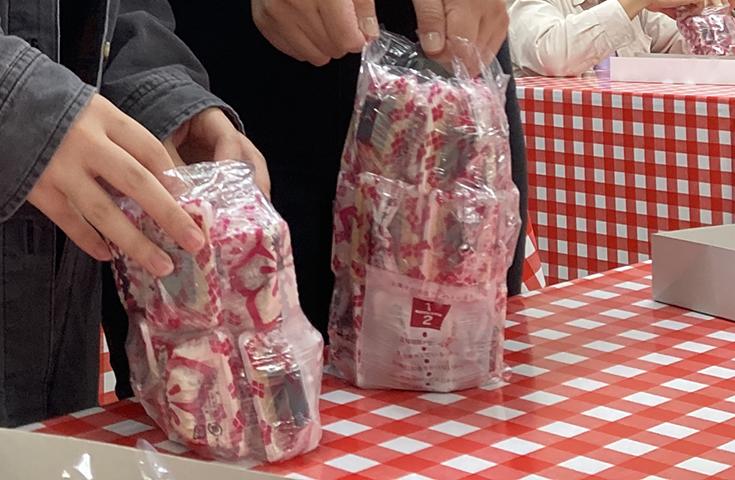 【早割30】[新宿発]ハイジの畑でつかまえて♪甘いイチゴ狩り＆ランチバイキング食べ放題！本場山梨でワイナリー見学＆試飲体験や人気の『桔梗信玄餅詰め放題』体験等、お楽しみ満載の日帰りバスツアー！3