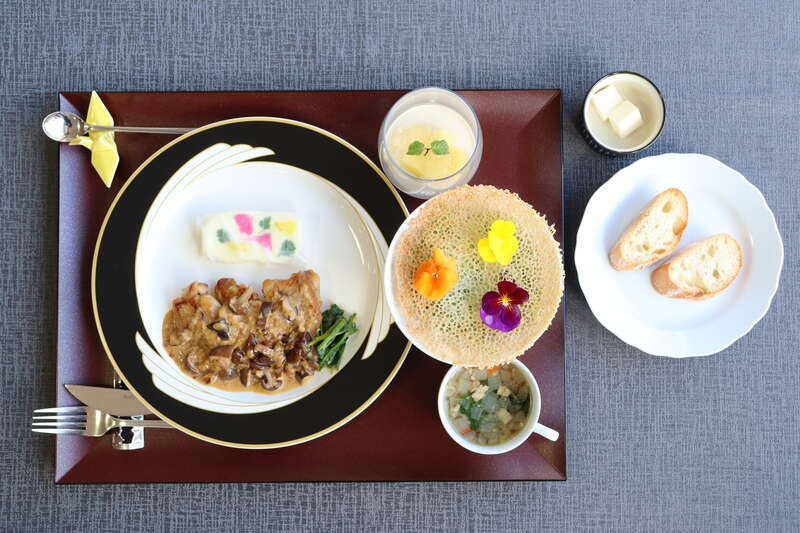 【愛媛県内発】 しだれ桜の名所「世羅甲山ふれあいの里」と白ネモフィラ咲く「花の駅せら」　日帰り3