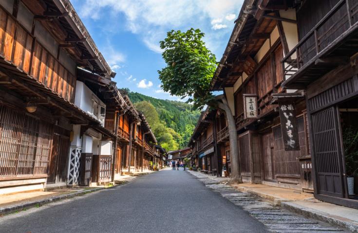 [名古屋発]日本の絶景！虎渓山永保寺にて自由散策に大自然を満喫の恵那峡からまるでタイムスリップしたような古き良き宿場町の「馬籠宿」「妻籠宿」にもお立ち寄り！歩くのが楽しくなる散歩日帰りバスツアー(英語ガイド付) 2