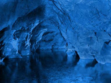 神秘の稲積水中鍾乳洞と佐伯「刺身盛定食」&あまざけ工場見学日帰りバスツアー🚌