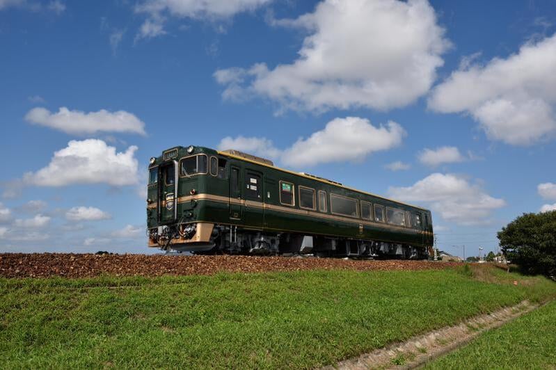 【富山県内発】 夏休みに行く！JR城端線・観光列車「ベル・モンターニュ・エ・メール～べるもんた～」 と 　世界遺産五箇山相倉　と　庄川遊覧　日帰り2