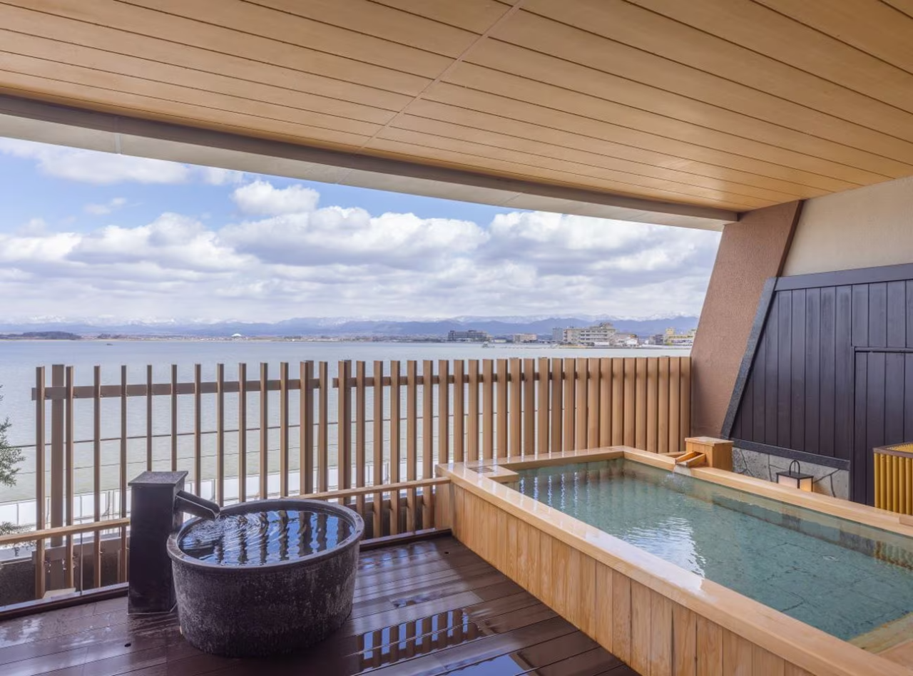 かにづくし料理を食す！名旅館・片山津温泉「佳水郷」2日間【近鉄八尾・八戸ノ里・枚方市・JR高槻発】2