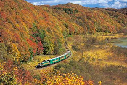 【茨城県内発】 紅葉の層雲峡「黒岳ロープウェイ」と釧路湿原・阿寒湖遊覧船・網走監獄・さっぽろオータムフェスト4日間 現行車両での運行は今年がラストラン「夕陽ノロッコ号」に乗車!