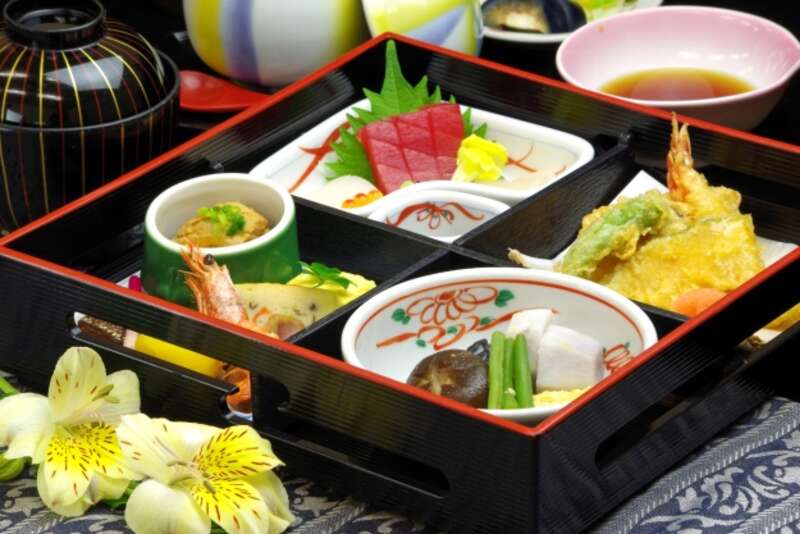 【和歌山県内発】 ～日本のへそ西脇　おもてなしキャンペーン～ 西脇ロイヤルホテルでランチと播州紅葉めぐり　日帰り3