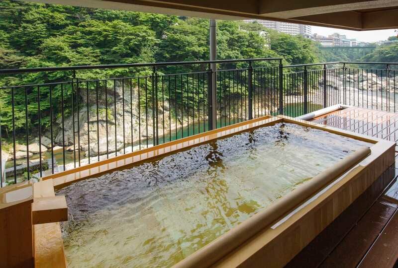 【南紀白浜空港発】 世界遺産日光東照宮と鬼怒川・草津温泉と大江戸・東京３日間2