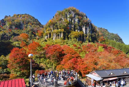 【バスハイク／添乗員同行／博多発着】 秋の耶馬渓・渓石園散策　香露庵にてミニ懐石膳ランチ