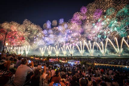 【新宿発】長岡まつり大花火大会へ!B会場・左岸団体席(前方エリア・座布団付)プラン お帰り入浴付♪復路夜行バスツアー