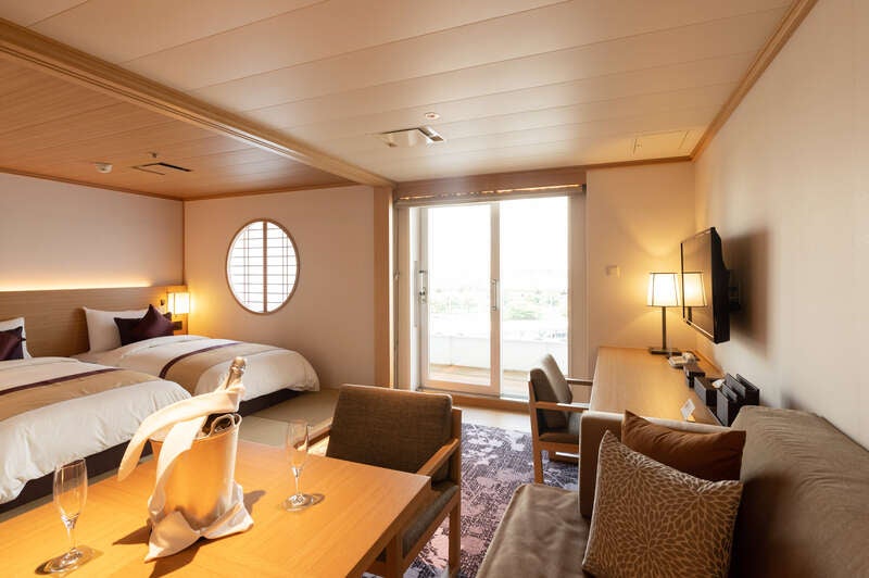 飛鳥Ⅱ W：和洋スイート【東京発横浜着】竿燈・ねぶた祭クルーズ（7日間）1