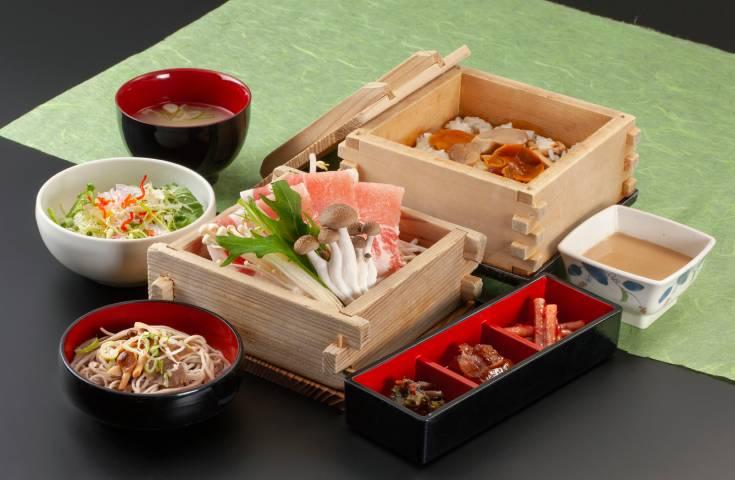 [名古屋発]南信州トキメキの桃狩り＆ドーナツ詰め放題！三元豚とおこわの２段蒸篭のお昼食と養命酒ミュージアムへレッツゴー！3
