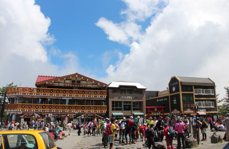 [上野/新宿発]訪れたいスポットとして人気の富士山と忍野八海をめぐり日本最大級のプレミアムアウトレットまで！ 大満喫日帰りバスツアー！(韓国語ガイド付)2