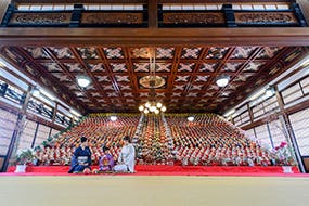 【静岡県内発】 日本最大級！32段1,200体 ひな飾り！「可睡斎」ひなまつりと久能山石垣いちご狩り食べ放題  10種海鮮丼とカニ漁師鍋の昼食