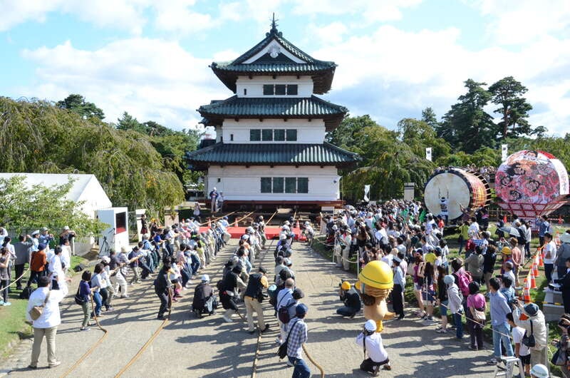 【秋田市内～井川さくら発】 弘前城天守曳戻しと大間のマグロと青森サーモンの海鮮丼の昼食　日帰り1