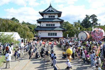 【秋田市内～井川さくら発】 弘前城天守曳戻しと大間のマグロと青森サーモンの海鮮丼の昼食　日帰り