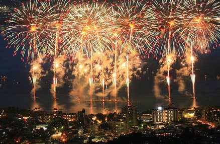 [西梅田発]≪湖畔から花火を鑑賞！≫打ち上げ数日本最大級「諏訪湖祭 湖上花火大会」バスツアー(商連特別桟敷席付プラン)