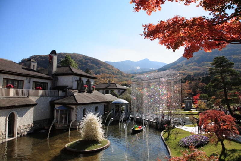 【山形県内発】 富士河口湖紅葉まつり「もみじ回廊ライトアップ」と 紅葉に染まる箱根ガラスの森美術館「クリスタル・ガラス 光の回廊」（2日間）3