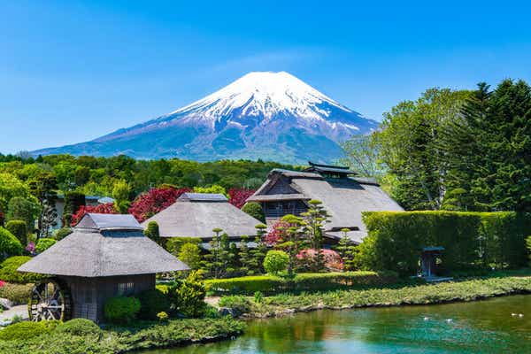 【東京都内発※町田を除く】 甲州桃狩り食べ放題&神秘的な忍野八海と富士山を望むホテルで約80種類ランチブッフェ3