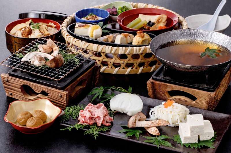 【京都・滋賀エリア発着】秋の世界遺産高野山紅葉めぐりと秋の味覚 焼き松茸を含む松茸づくしの高野花籠膳　日帰り1
