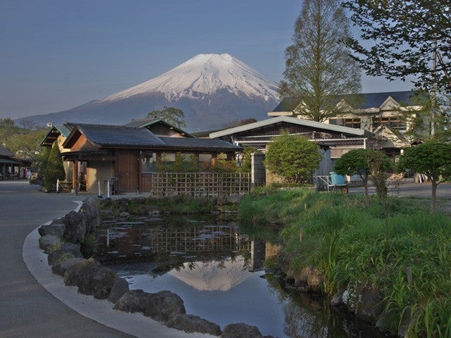 ■【山梨】ざっ！ゴールデンコンビで大盤振舞♪　海鮮浜焼き＆いちご狩り食べ放題！世界遺産にクロワッサンの詰め放題！どどーんと詰め込み満腹満足バスツアー！1