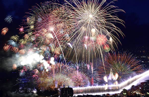 [西梅田発]★≪大花火を自由に観覧!≫打ち上げ数日本最大級「諏訪湖祭 湖上花火大会」日帰りバスツアー(観覧席なしプラン)2