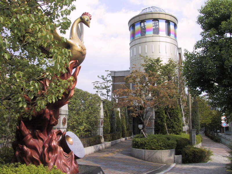 【金沢駅発】 《昭和100年企画》万博記念公園 太陽の塔内部見学、手塚治虫記念館、夢千代日記の舞台「湯村温泉」（3日間）2