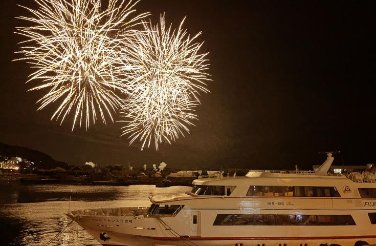 【早割30】[横浜発]優雅!!船上から眺める『熱海海上花火大会』鑑賞＆富士山を望む花畑散策、夕食は鉄板ステーキや海鮮丼、さらに地ビール等食べ放題飲み放題のディナービュッフェ付きで海・山・食を満喫の日帰りバスツアー！2