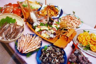 【広島駅新幹線口発着／日帰り】紅葉の毛利庭園・毛利博物館「国宝展」と秋穂で活き車えび食べ放題 