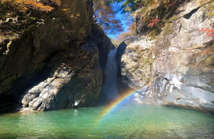 【早割30】[横浜発]神秘的な絶景のWパワースポット巡りと、とろ～り甘い桃狩り食べ放題！歴史を感じる涼しい学びのスポットや『特選甲州牛陶板焼きと名物おざら御膳』を堪能の日帰りバスツアー2