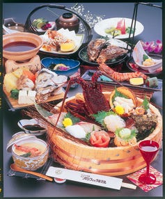 【大分県内/小倉駅発】 伊勢神宮・伊勢エビvs兼六園・カニ食べ放題の旅3日間