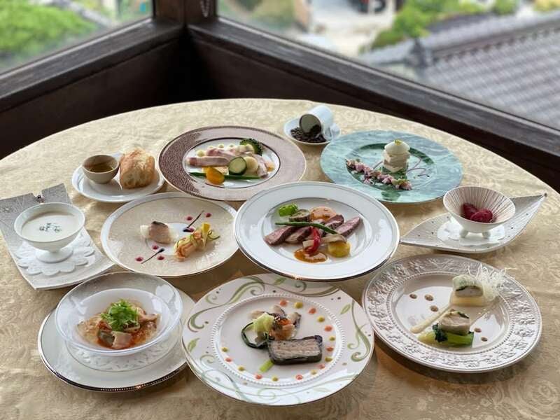 【光・下松・徳山発】高台に佇むポツンと隠れ家レストランで味わう創作料理と春の白野江＆地上31階で絶景カフェ時間　日帰り1