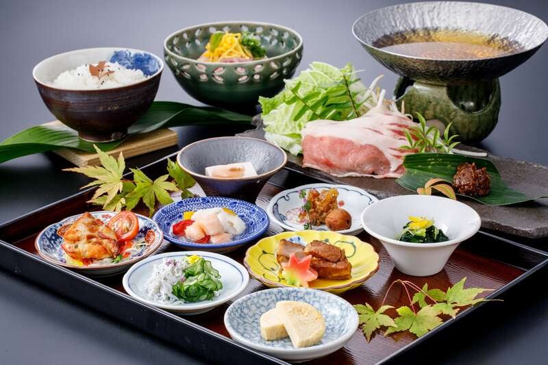 【京都・滋賀エリア発着】秋の2つの味覚！「焼き松茸&国産伊勢海老1尾」付会席　美食グルメと世界遺産 高野山 奥之院　日帰り3