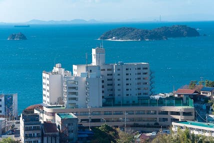 【京成船橋発】トイレ付きバスで行く 新春!三河湾を眺める三谷温泉「ホテル明山荘」と豊川稲荷 2日間<コースNo.25-1113>(京成トラベル)