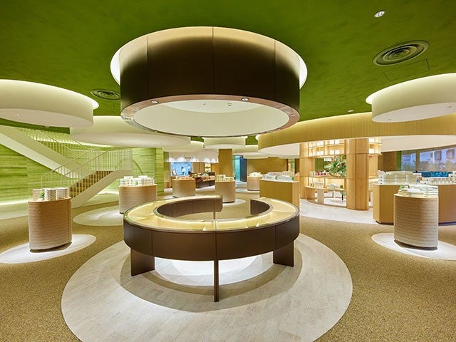 ■【京都府・滋賀県】春の絶景🌸「琵琶湖ブルー」×「桜ピンク」の異世界"海津大崎の桜"へ。ヒルトン京都の贅沢ランチビュッフェ🍴と工場見学＆限定スイーツに出会う「atelier京ばあむ」へ🛍️3