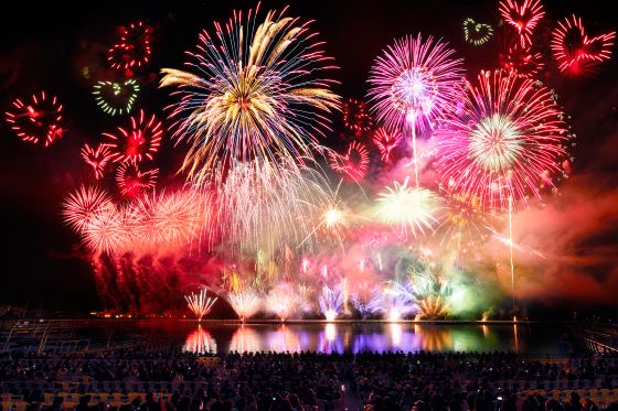 【バスハイク／日帰りバスツアー】 ＜天神(福岡)発着／基山発着＞ 聖なる夜のハウステンボス ☆ クリスマスマーケットでつかえるミールクーポン付き ☆3