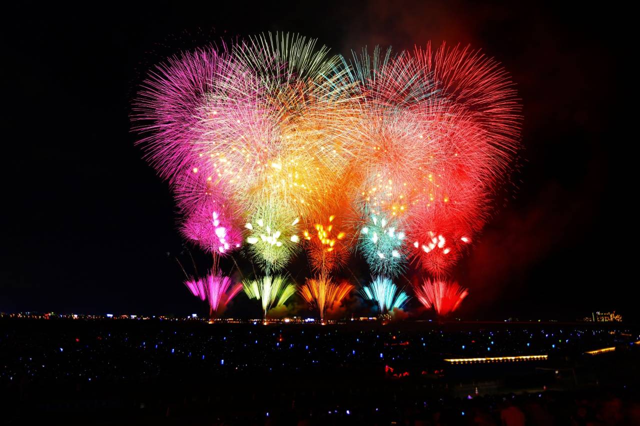 夏の風物詩！これぞ世界に誇れる花火芸術！大迫力の観覧席から鑑賞する長岡大花火　2日間【近鉄八尾・八戸ノ里・枚方市・JR高槻発】3