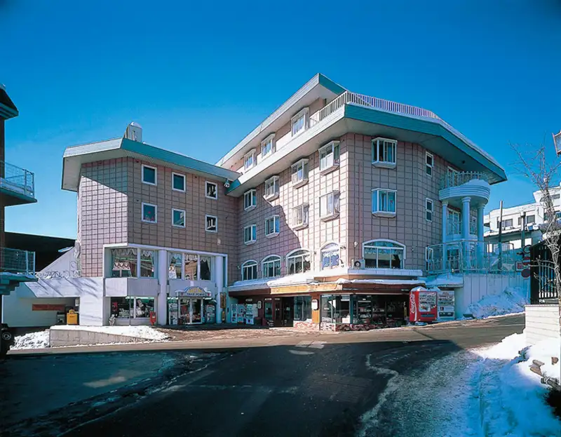 夜発バス／東京・横浜・お台場発　リゾートインマリオンシナノ　つがいけマウンテンリゾート　選べるリフト券｜ゲレンデまで徒歩1分！最上階の温泉大浴場から眺めるスキー場と北アルプスの大パノラマは絶景！1