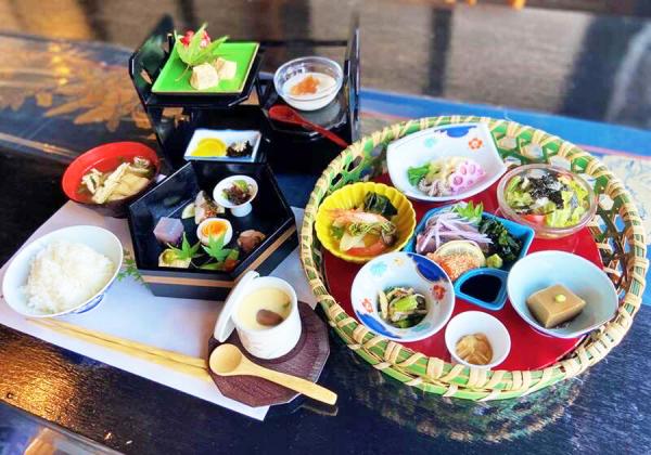 陽春の遅咲き八重桜めぐりとイチゴ狩り1パックお土産付と白壁の商家レストランで花かごランチ2