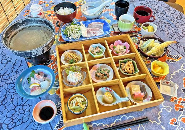 小京都秋月の桜トンネルと甘木鉄道お花見列車と草場川の桜並木と百年古民家レストランで枡箱ランチ3